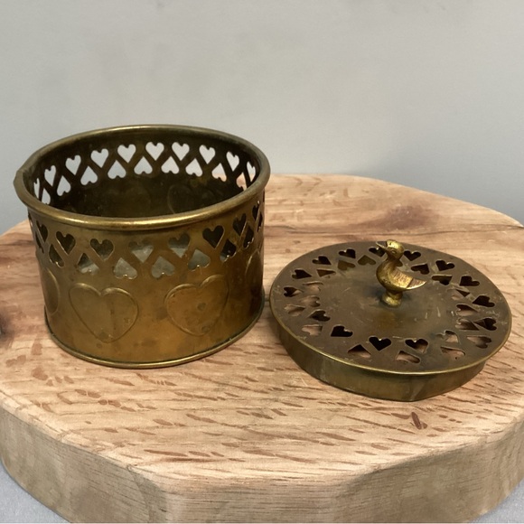 🟡 Vintage Brass Lidded Hearts Basket / Dish / Trinket Holder / Patina Farmhouse - Picture 6 of 15